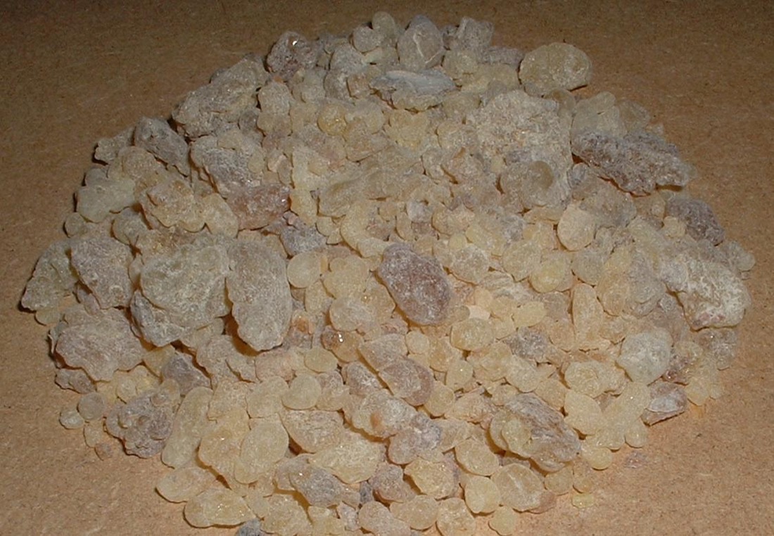 Pale yellow lumps of hardened frankincense resin, the size of small stones, in a heap