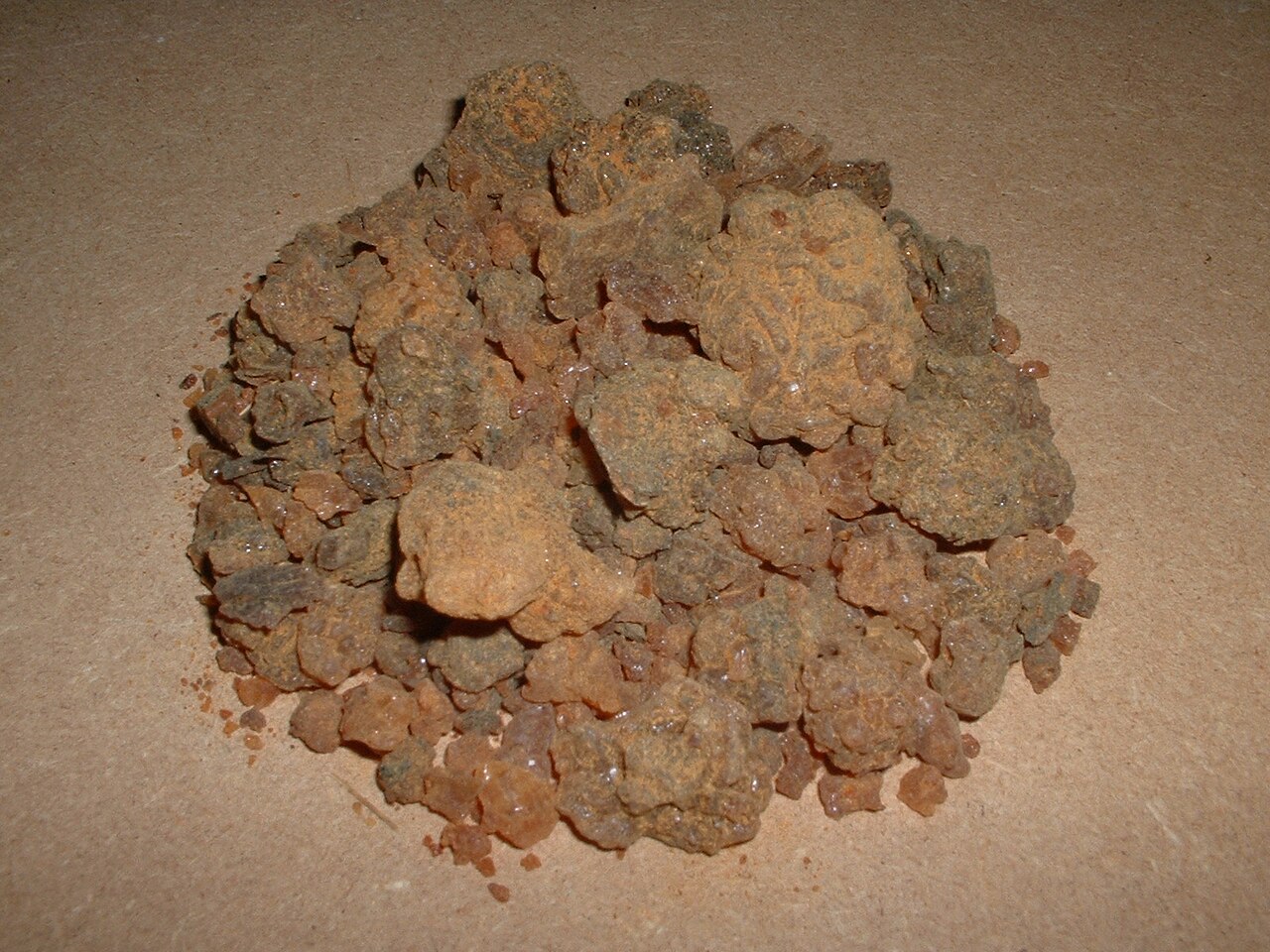 A heap of reddish-brown lumps of hardened myrrh resin, roughly the size of gravel
